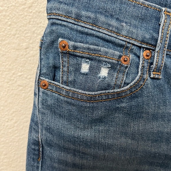 Levi’s Wedgie Short *make an offer* - Picture 2 of 8